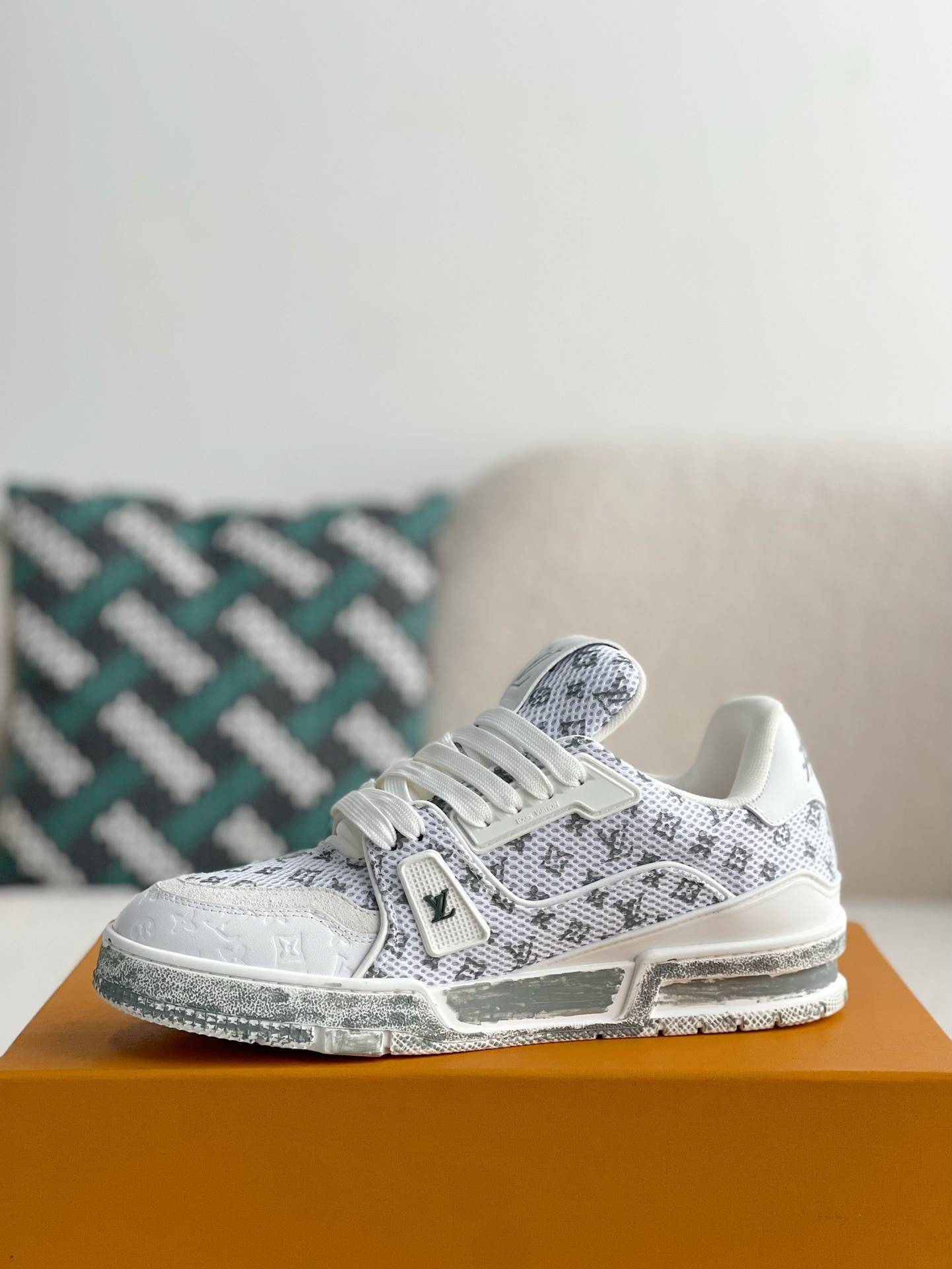 L*V TRAINER SNEAKERS
