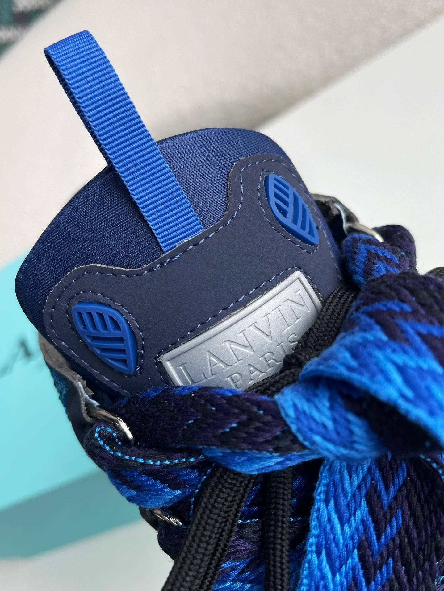 LA*N Sneaker