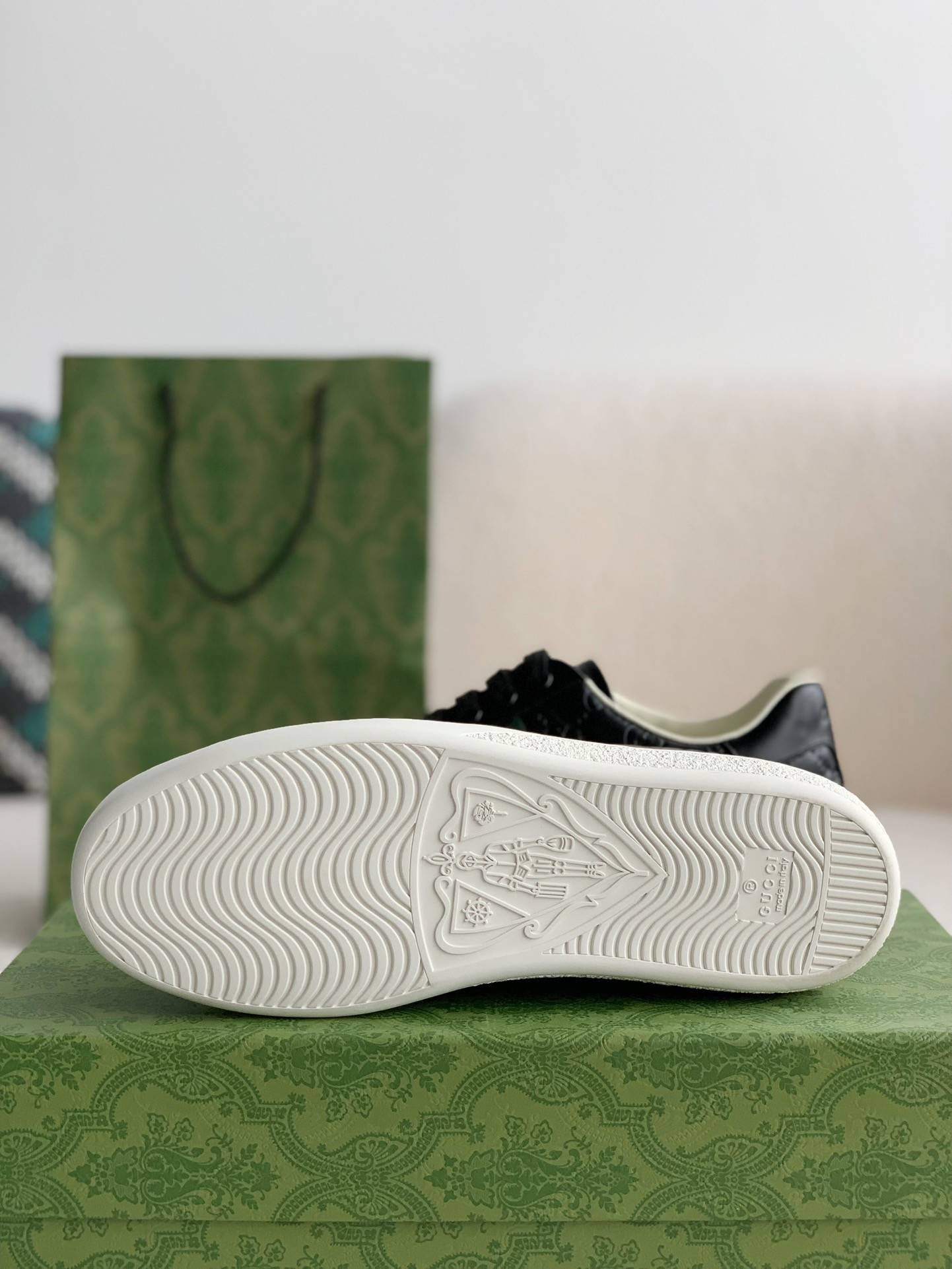 GU*Isneakers Support chip phone sensing