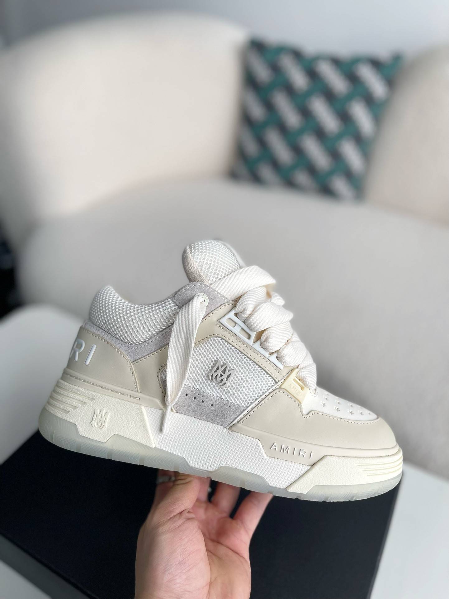 A*RI sneaker