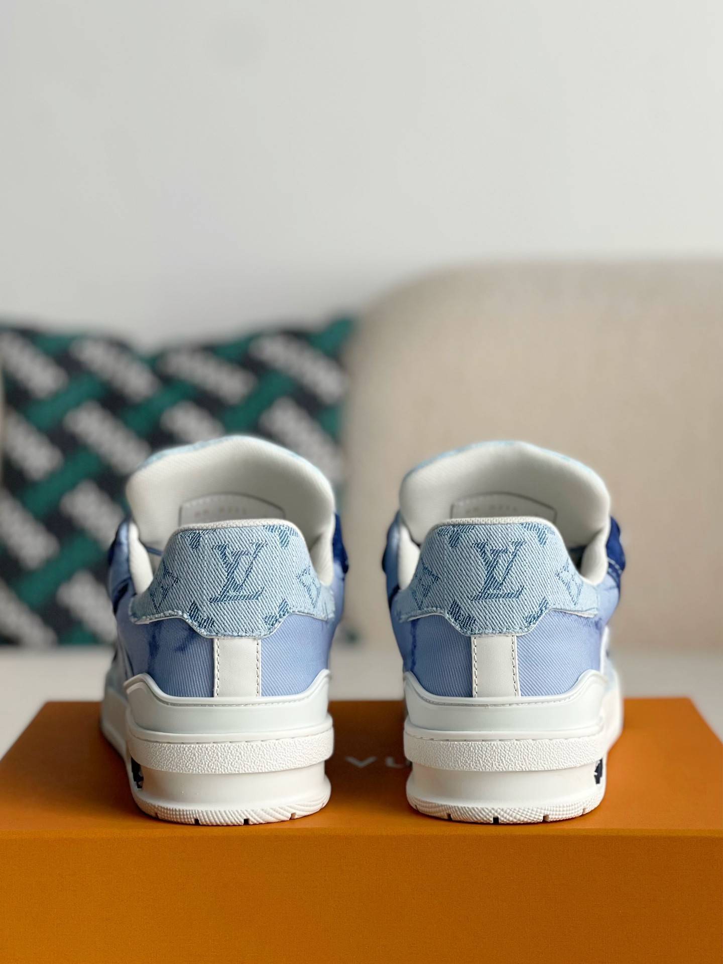 L*V TRAINER SNEAKERS