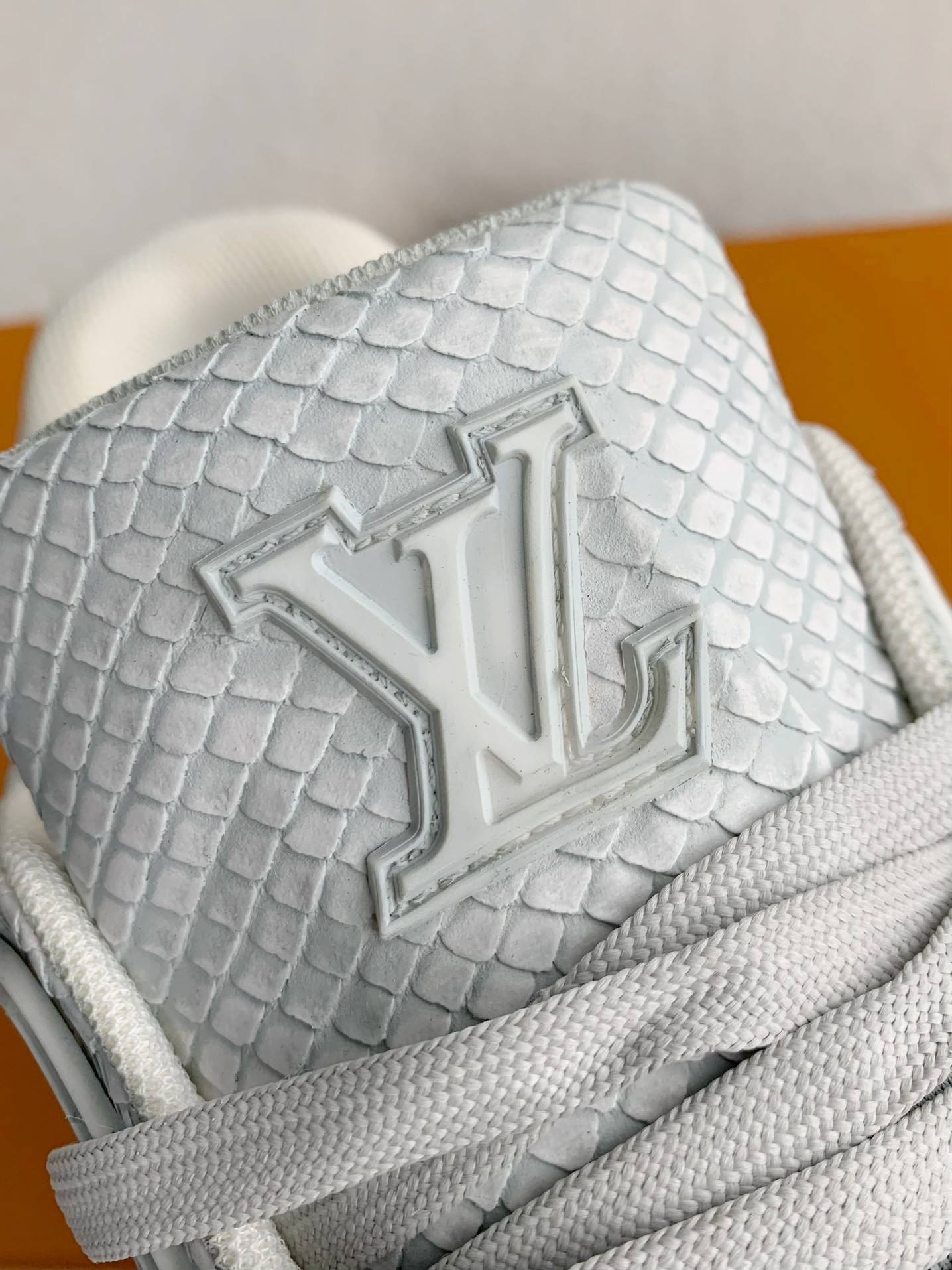 L*V TRAINER SNEAKERS