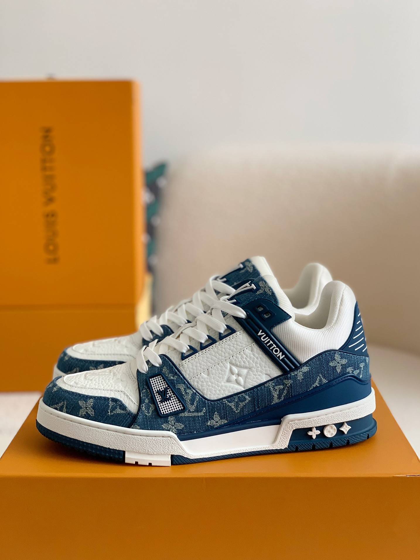 L*V TRAINER 1A8FN8 Sneakers