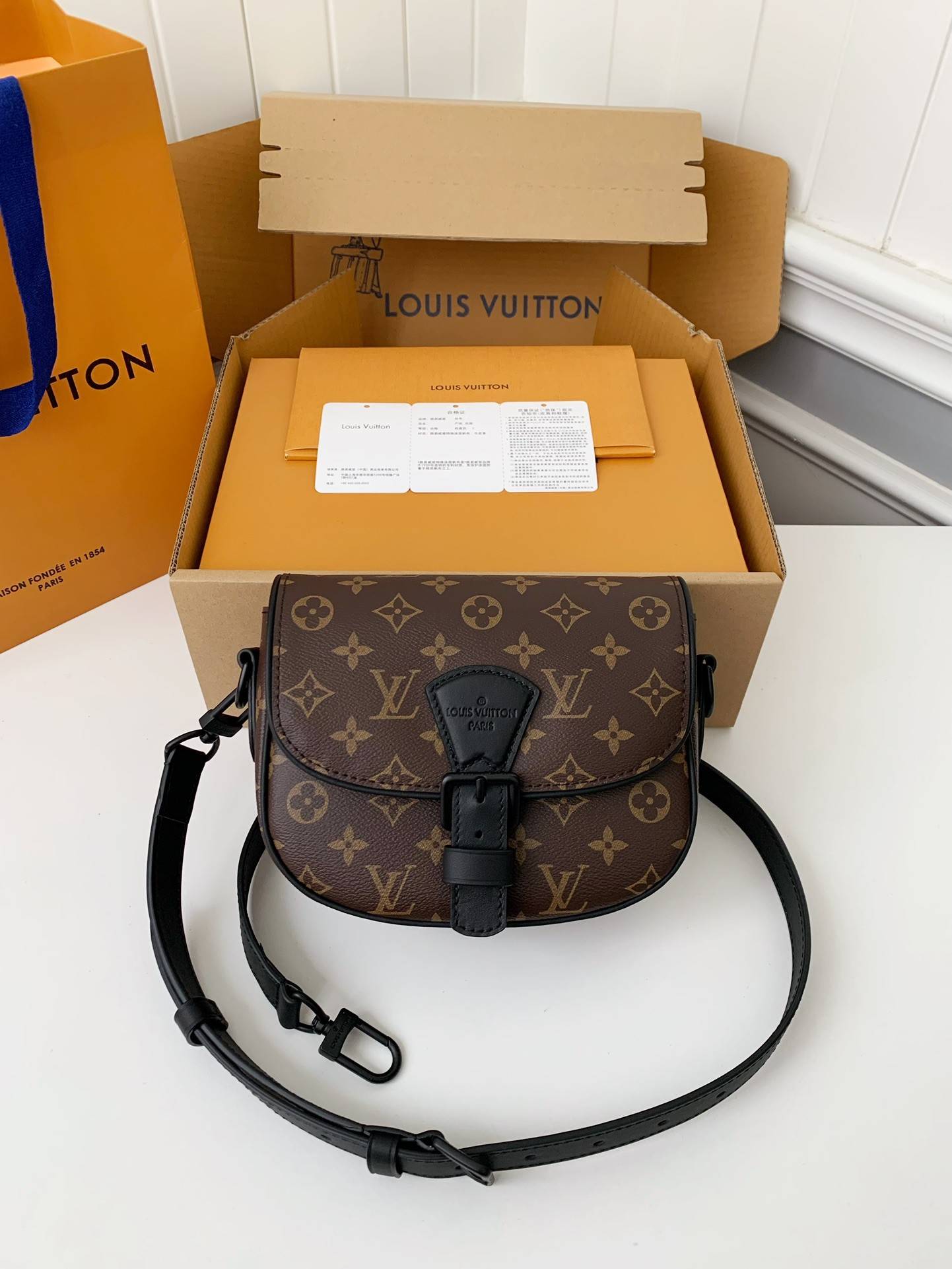 L*V New season Montsouris Small Messenger Bag M47060  Size：20*17*7cm