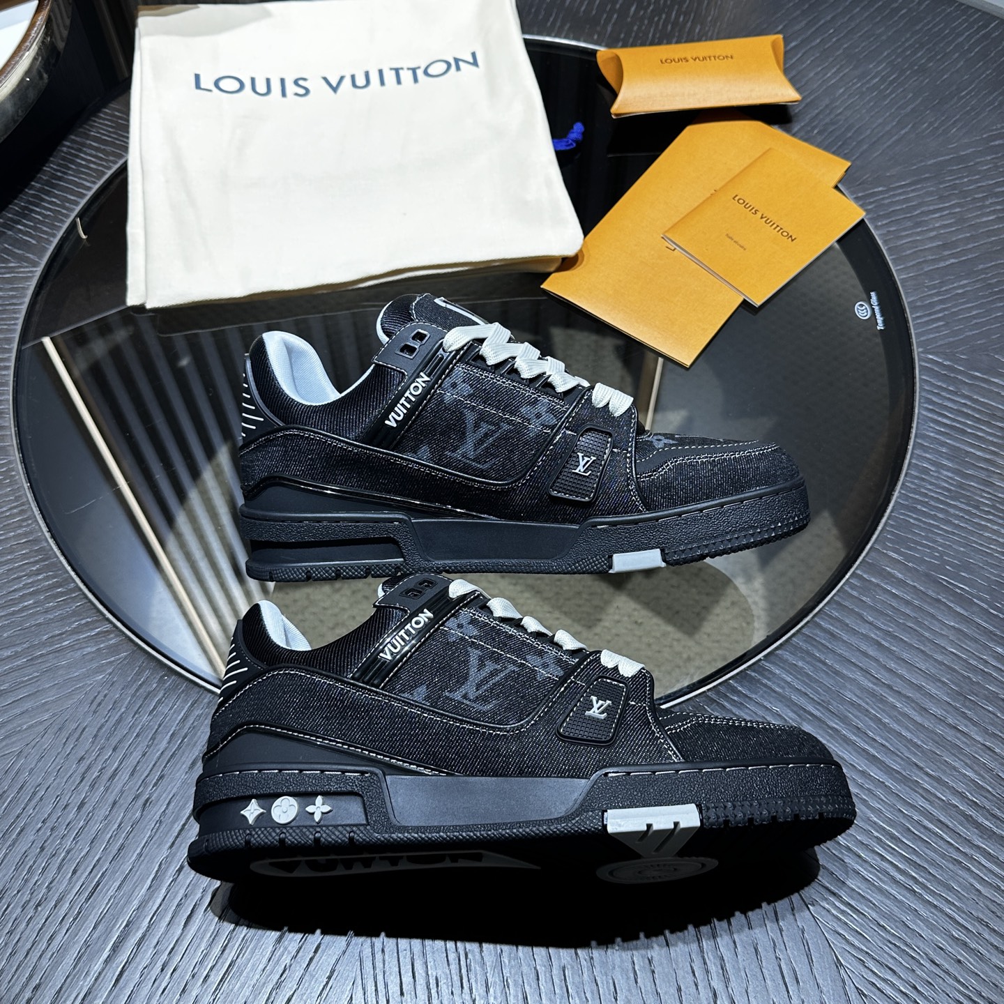 L*V TRAINER Sneakers