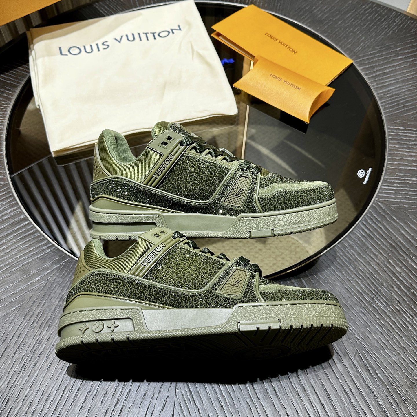 L*V TRAINER Sneakers