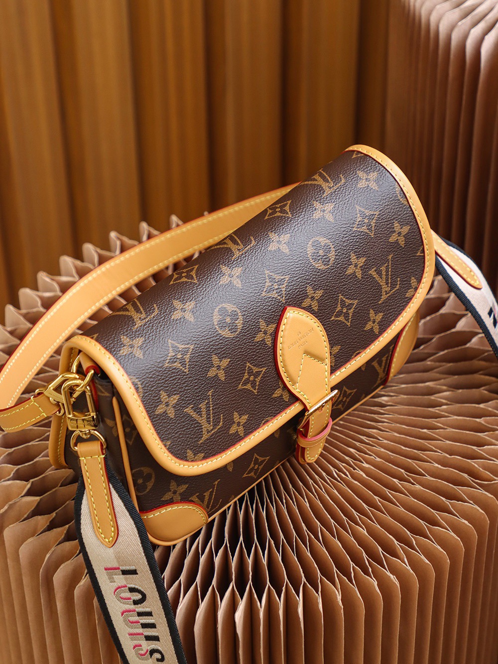 L*V Borsa Diane M45985，Size：9*15*24cm