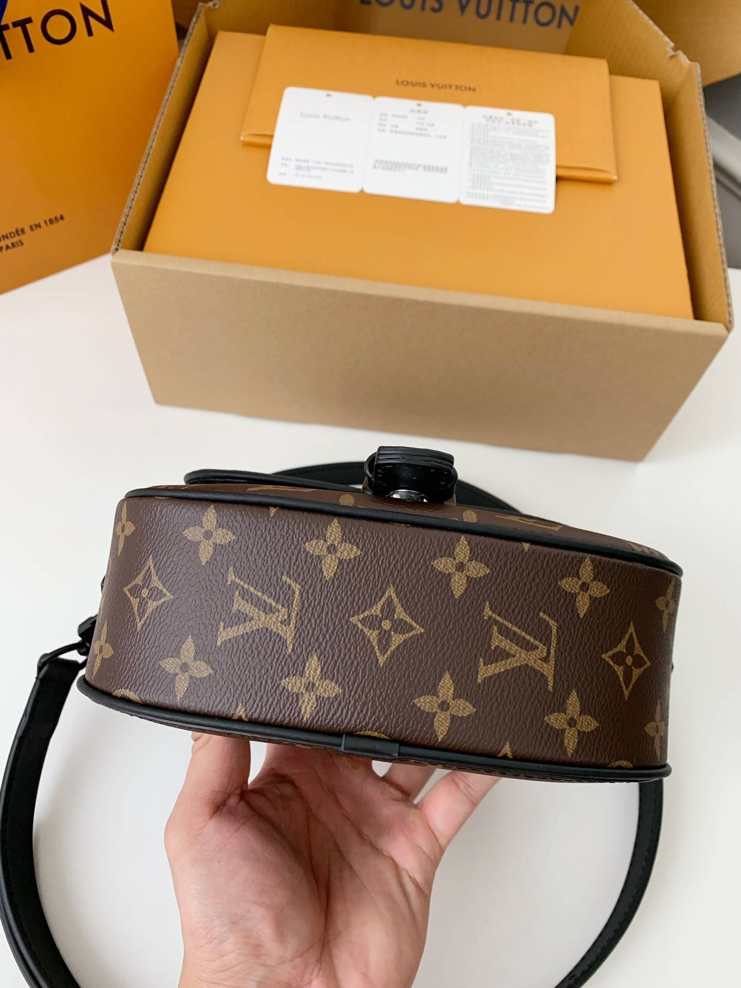 L*V New season Montsouris Small Messenger Bag M47060  Size：20*17*7cm