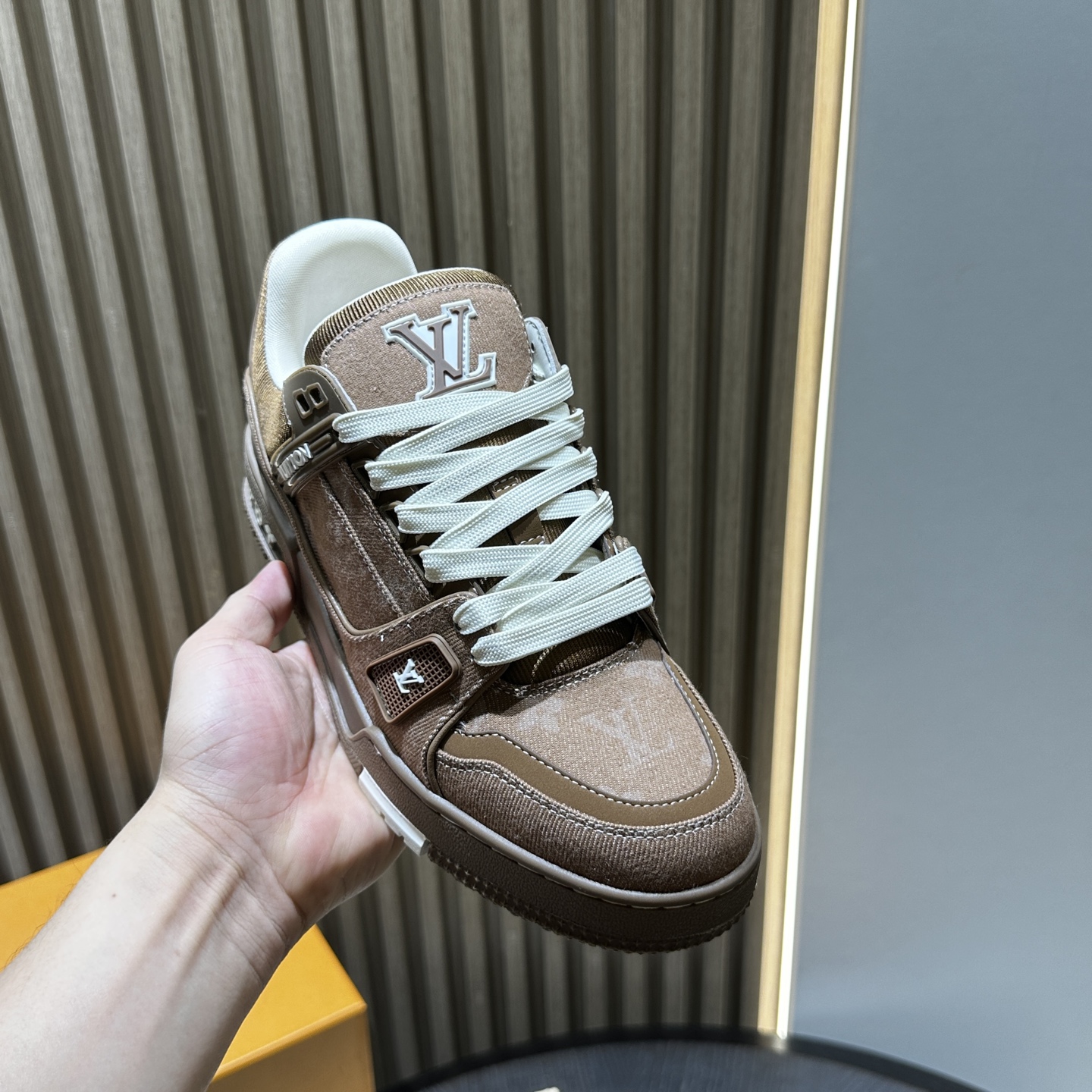L*V TRAINER Sneakers
