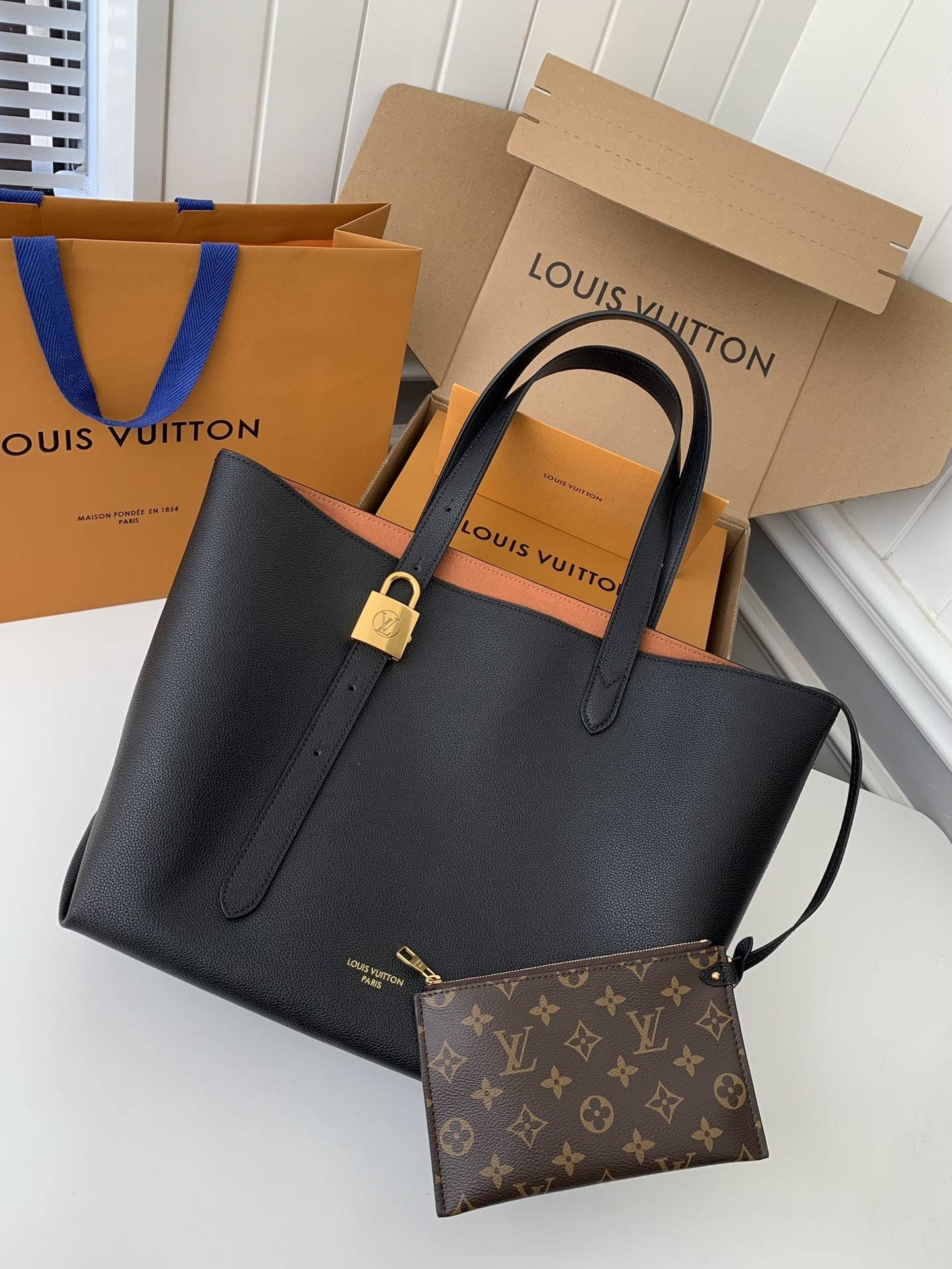 L*V Low Key Cabas Mid -number Handbag M25343 Size: 30*14*47cm
