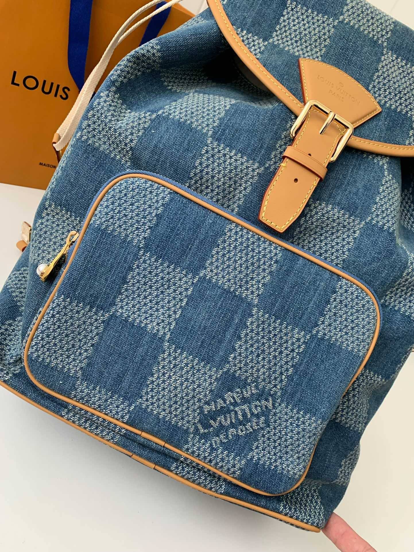 L*V Montsouris backpack M40708  Size：32*40*19cm