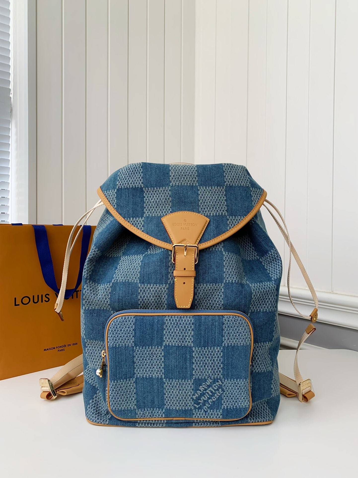 L*V Montsouris backpack M40708  Size：32*40*19cm