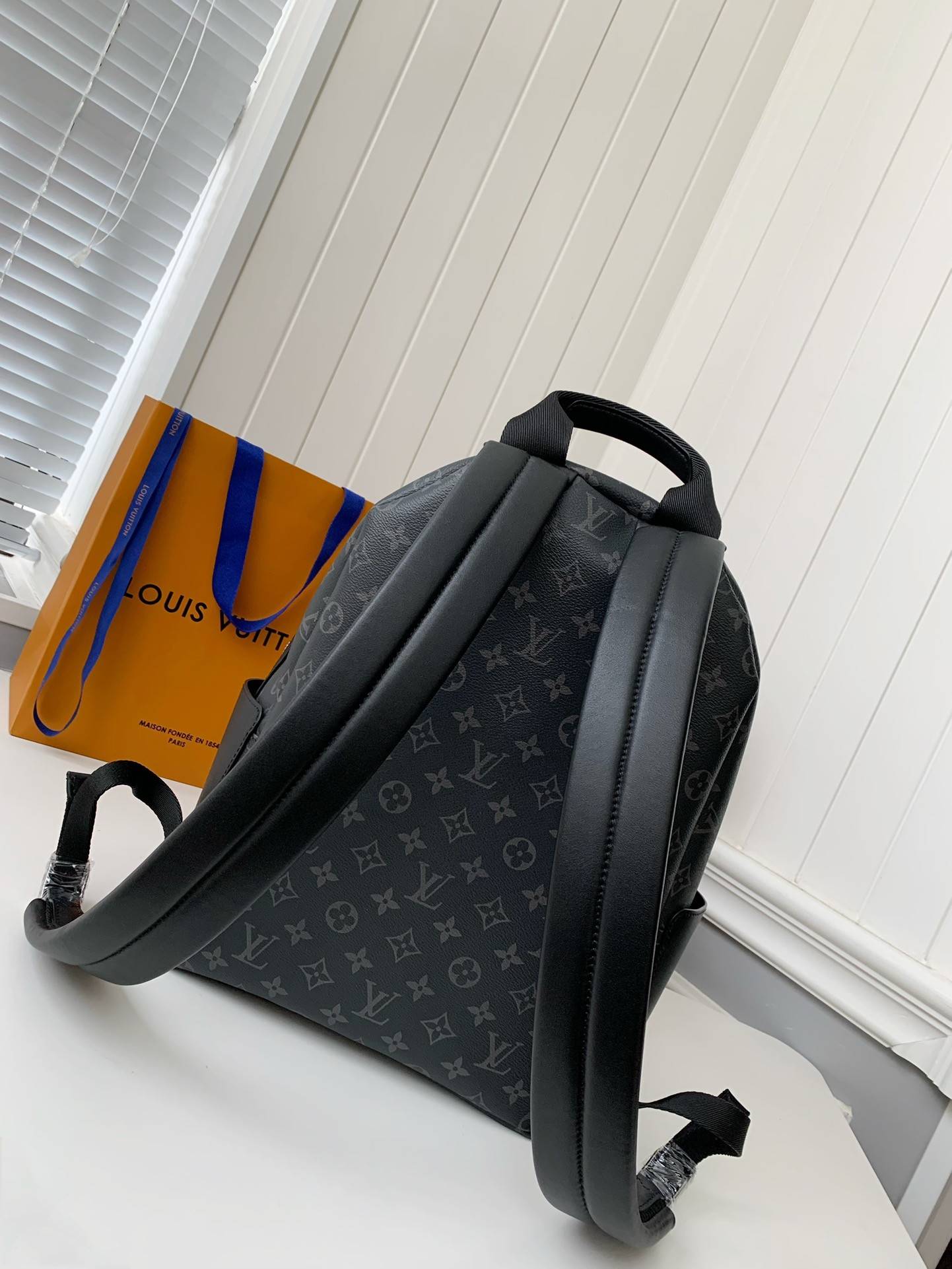 L*V DISCOVERY Small Backpack PM M22558 Size: 29 * 38 * 20cm