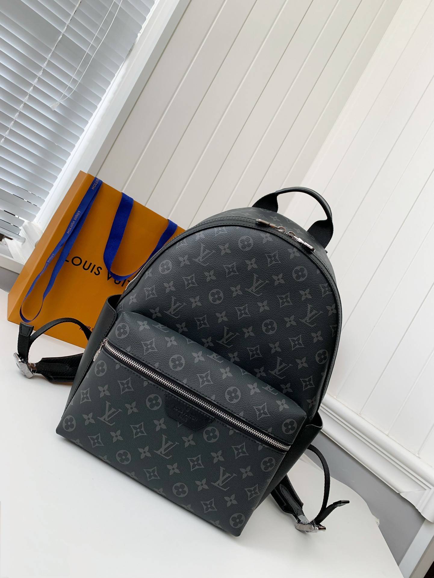 L*V DISCOVERY Small Backpack PM M22558 Size: 29 * 38 * 20cm