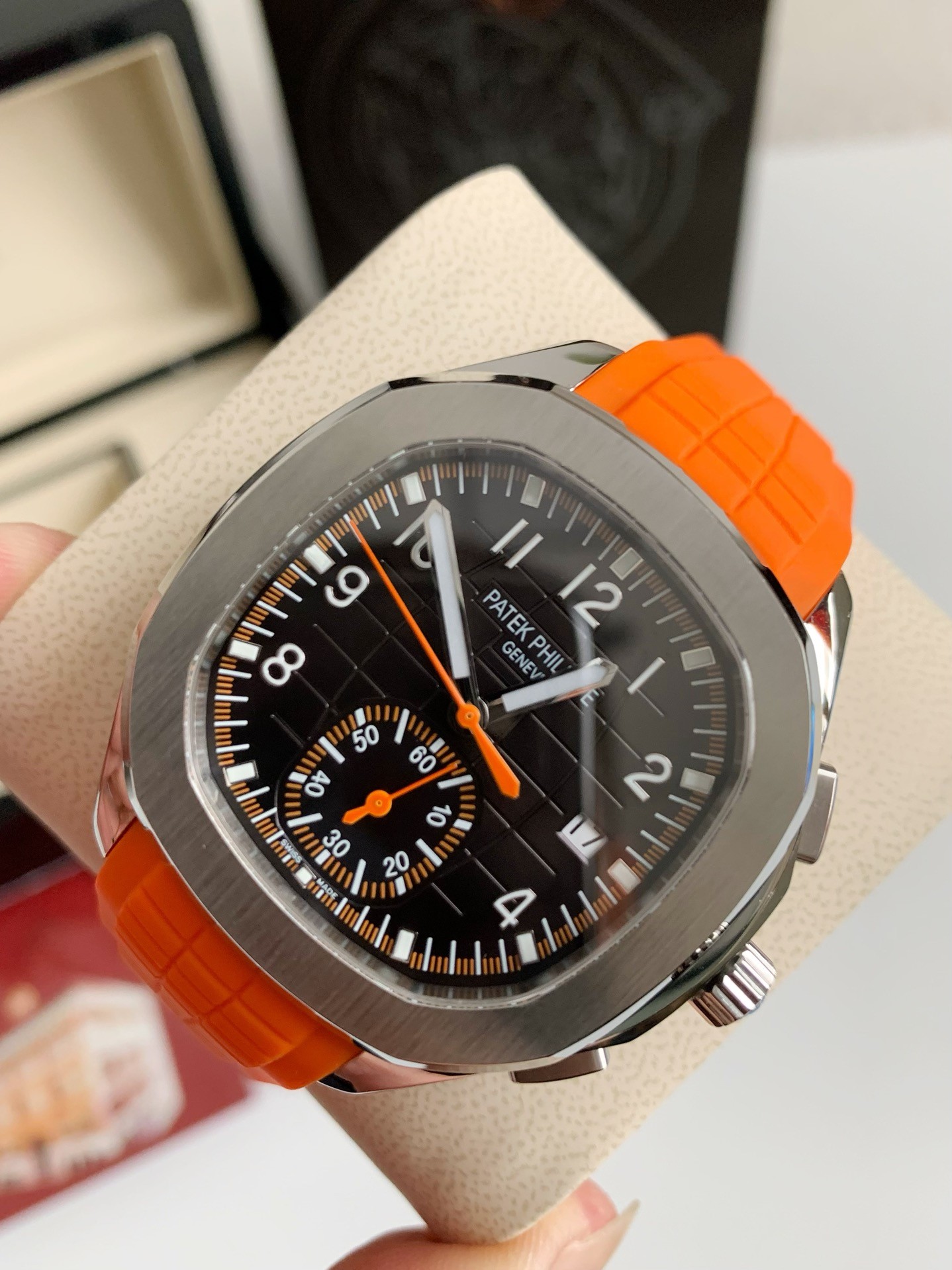 PATEK PHILIPPE AQUANAUT Series 120-meter waterproof wristwatc h, 42.2mm