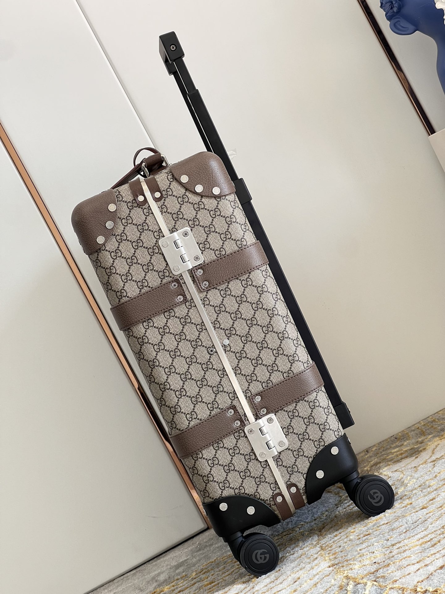 G*u*i suitcase/trolley case f901 retro size 20 inches