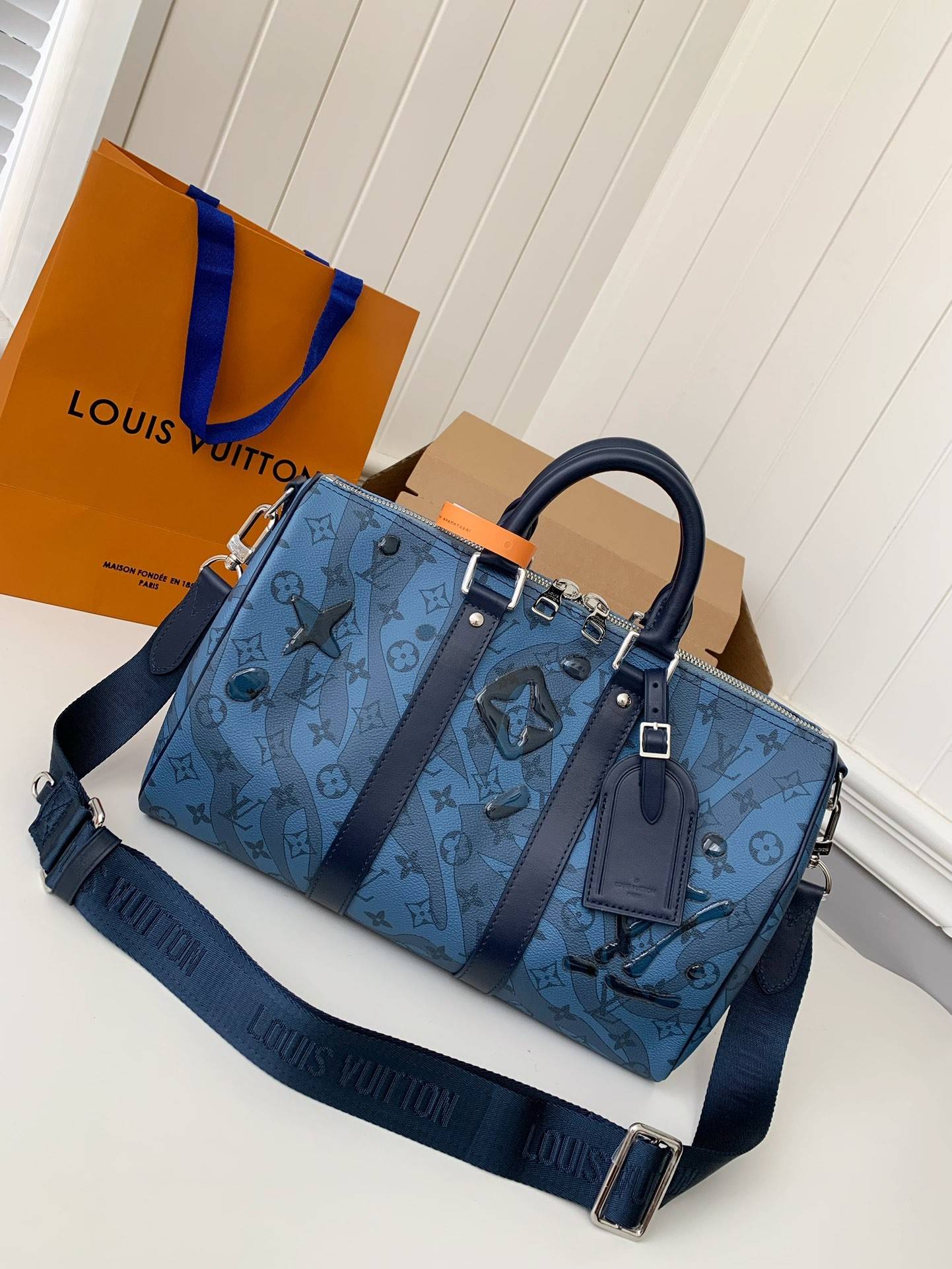 L*V''s seasonal new Keepall Bandoulière 35 handbag M22573, 34 * 21 * 16cm
