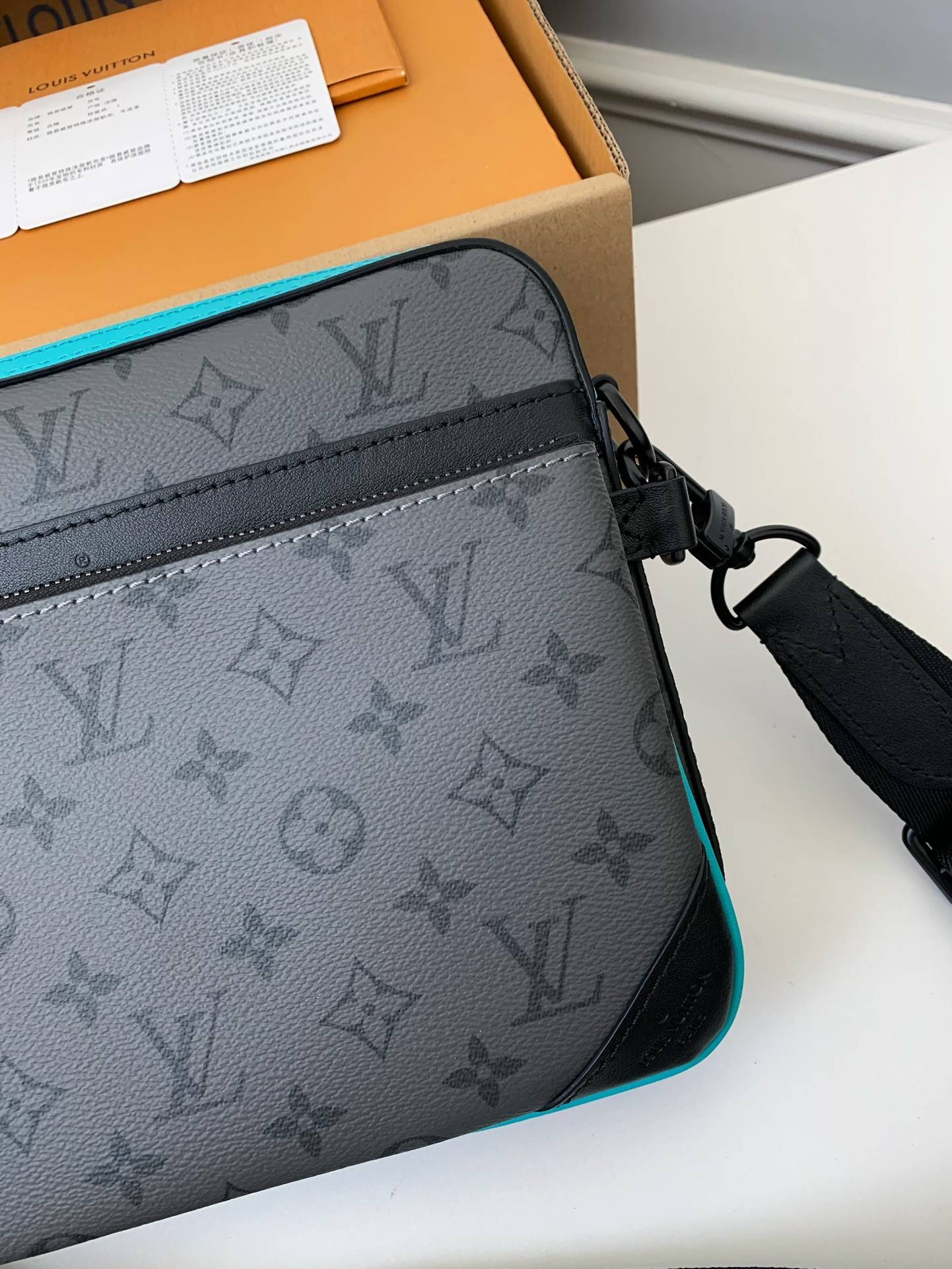 L*V Trio New Men’s colour-matching postman bag M11648  Size：25*18.5*7cm