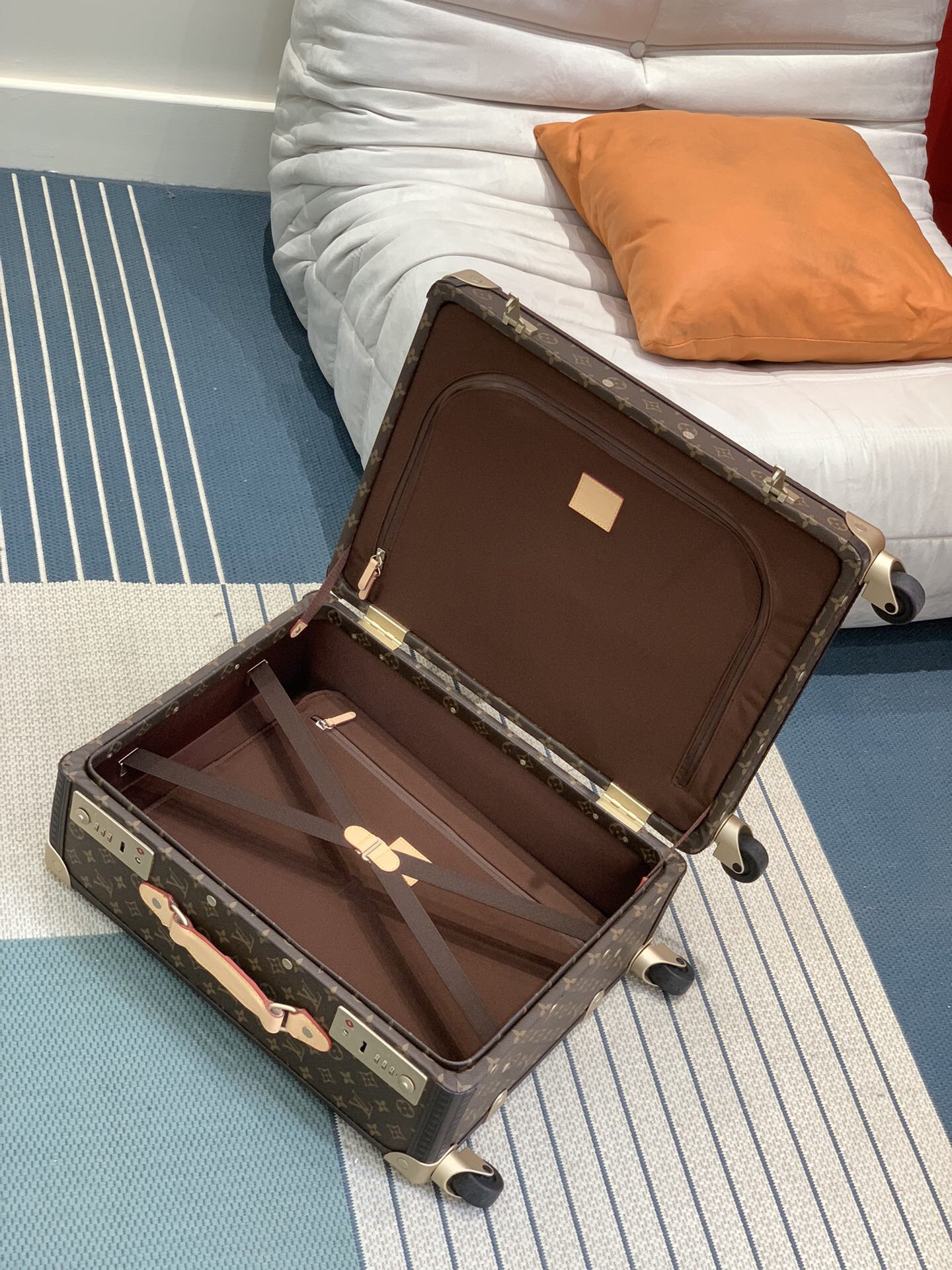 L*V Rolling Trunk