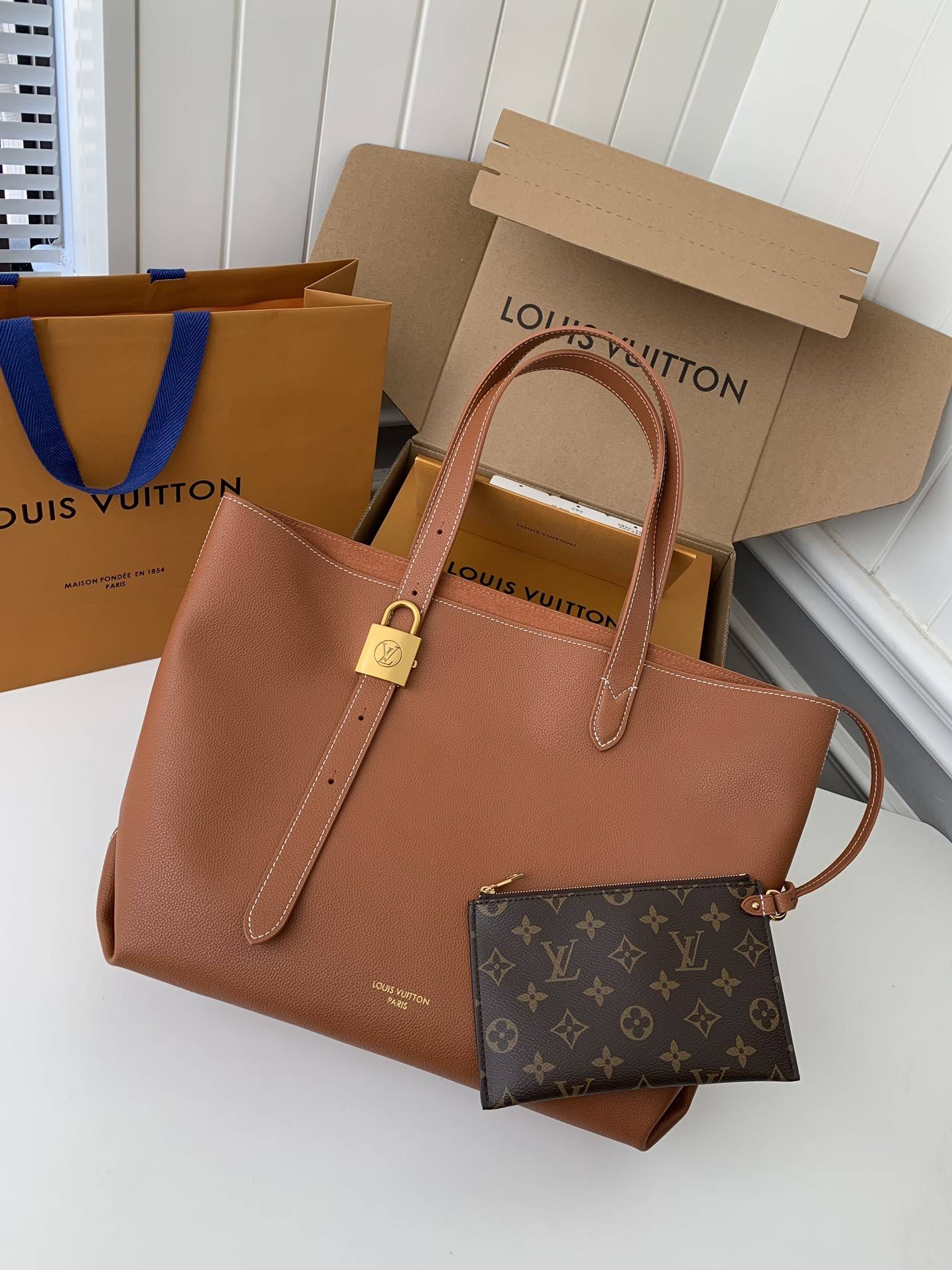 L*V Low Key Cabas Mid -number Handbag M25343 Size: 30*14*47cm