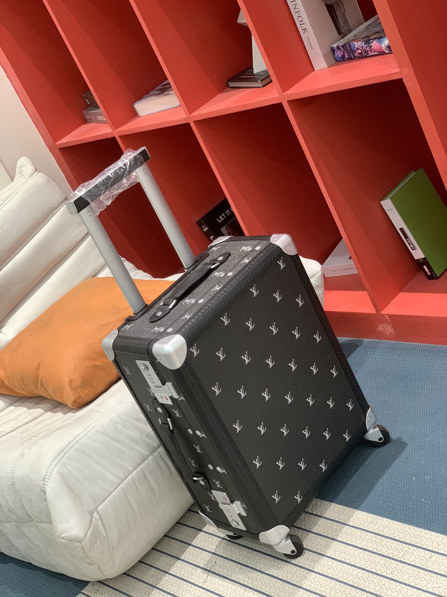 L*V M11067 RUNWAY Rolling Trunk