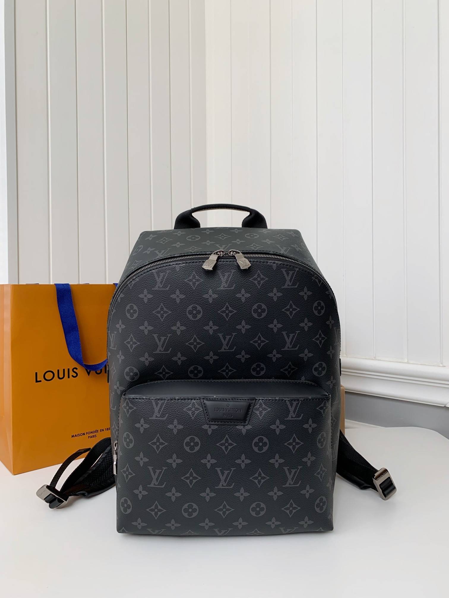 L*V Men''s DISCOVERY Black Flower Backpack M43186 Top Quality Size: 30 * 40 * 20cm