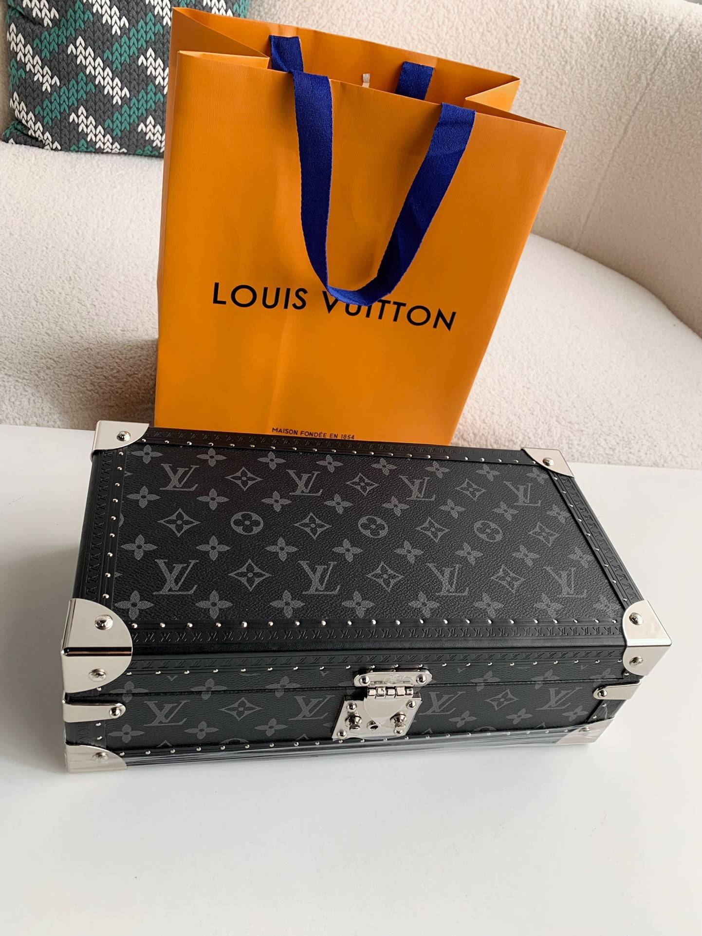 L*V Watch Storage Box Size：34*18*11cm