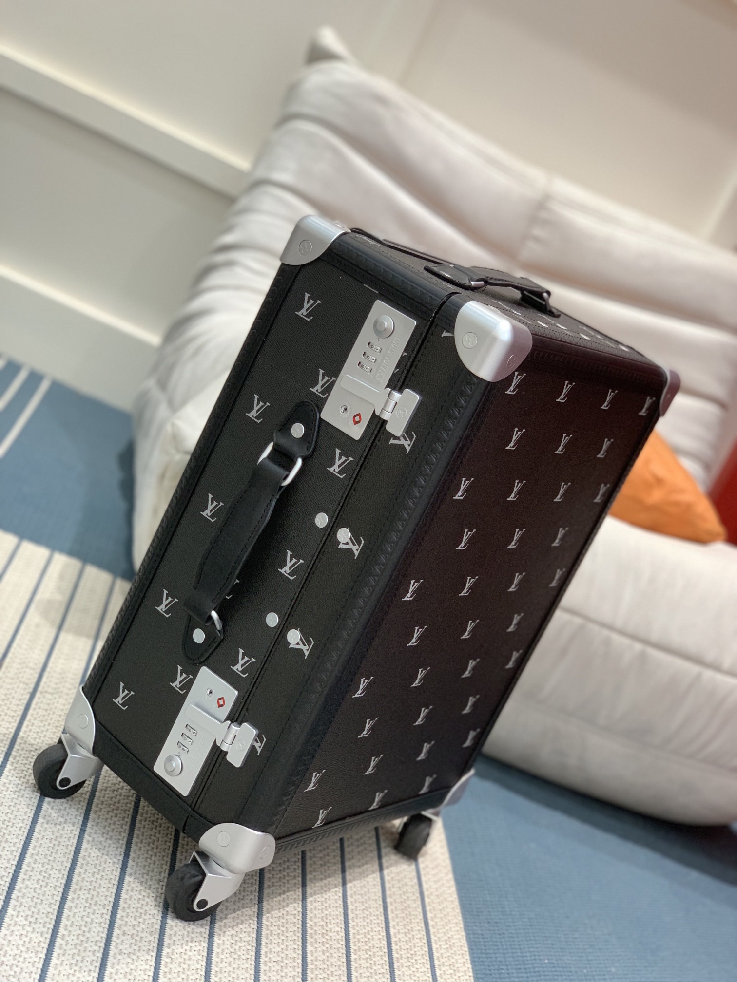 L*V M11067 RUNWAY Rolling Trunk