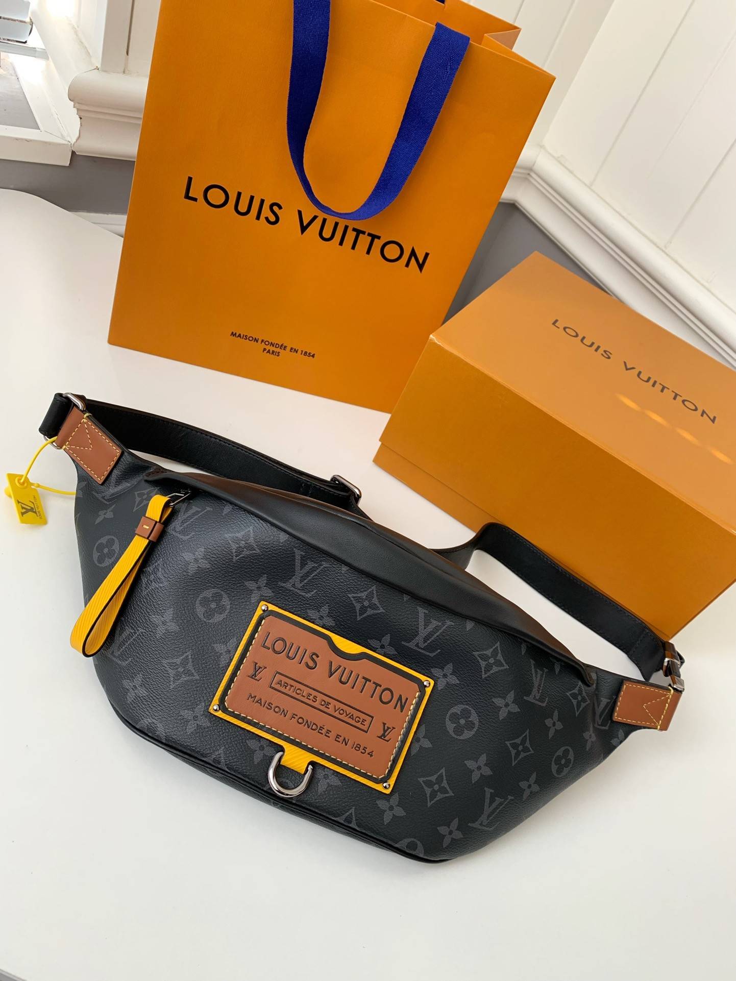 L*V Marsupio Discovery M45220，Size：47*20*9cm