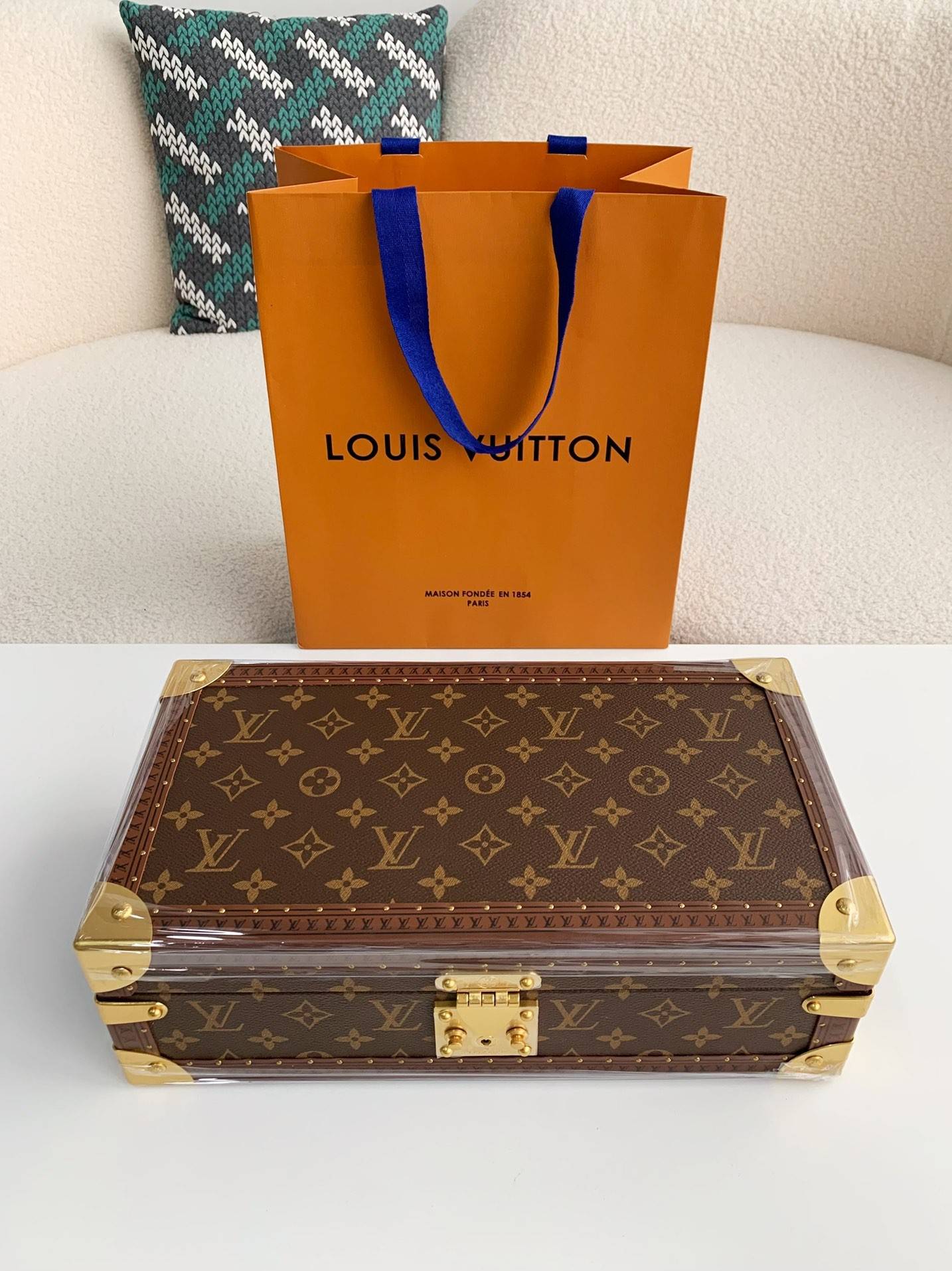 L*V Watch Storage Box Size：34*18*11cm