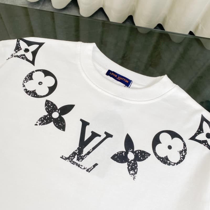 Classic Necklace T-shirt