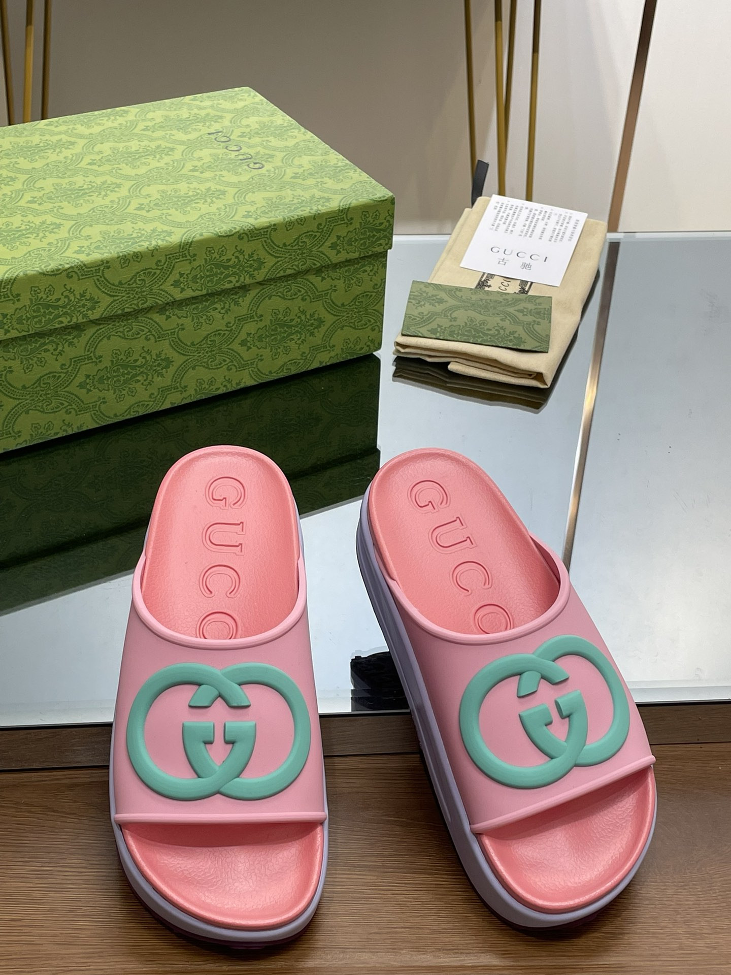 G*u*i slippers