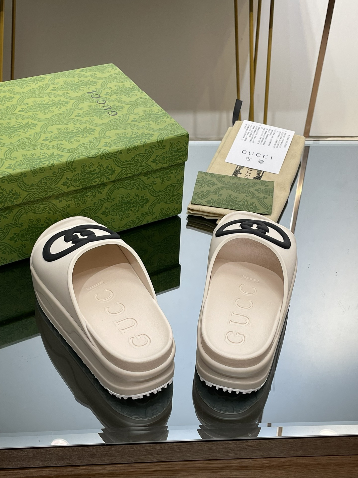 G*u*i slippers
