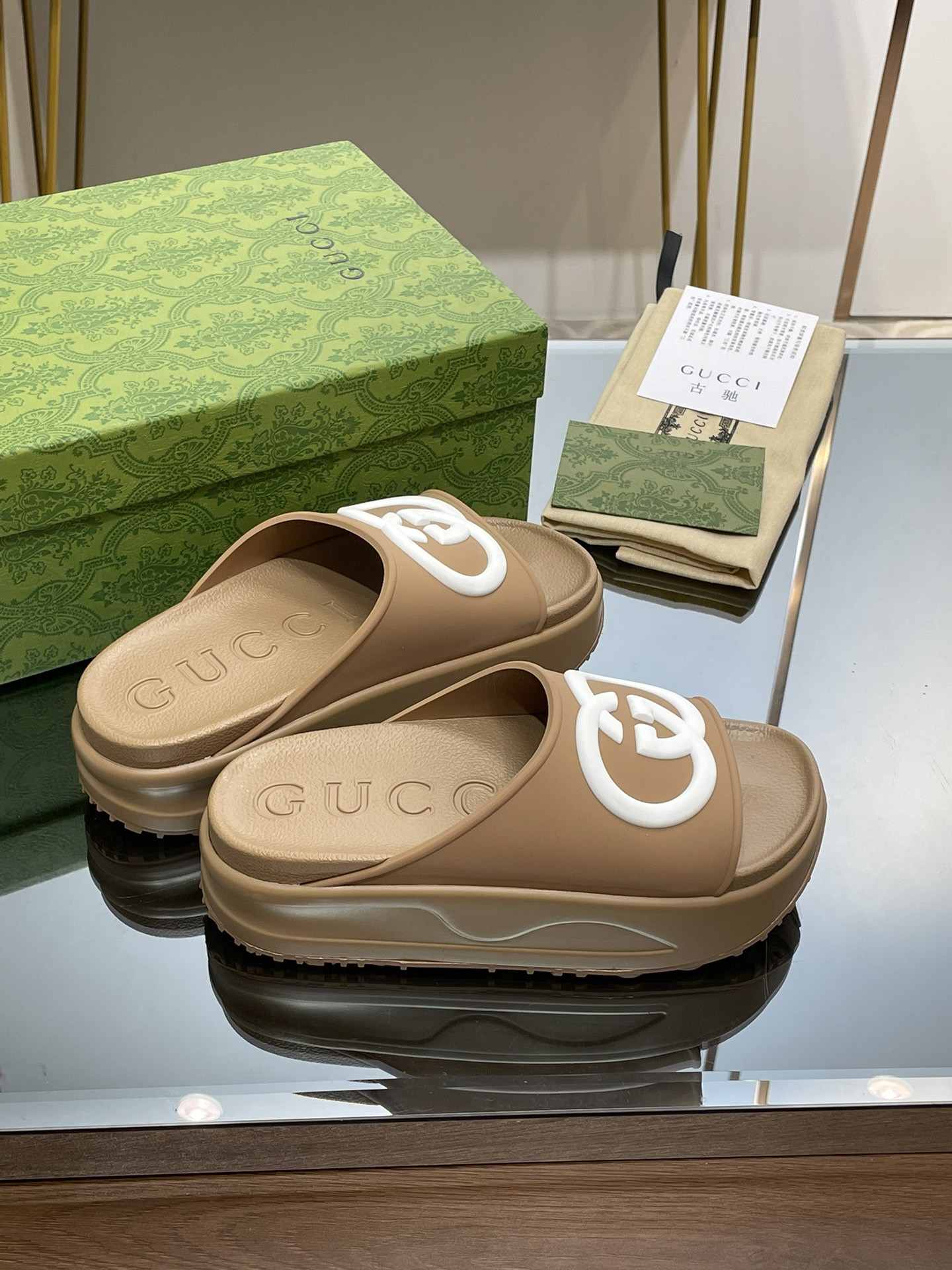 G*u*i slippers