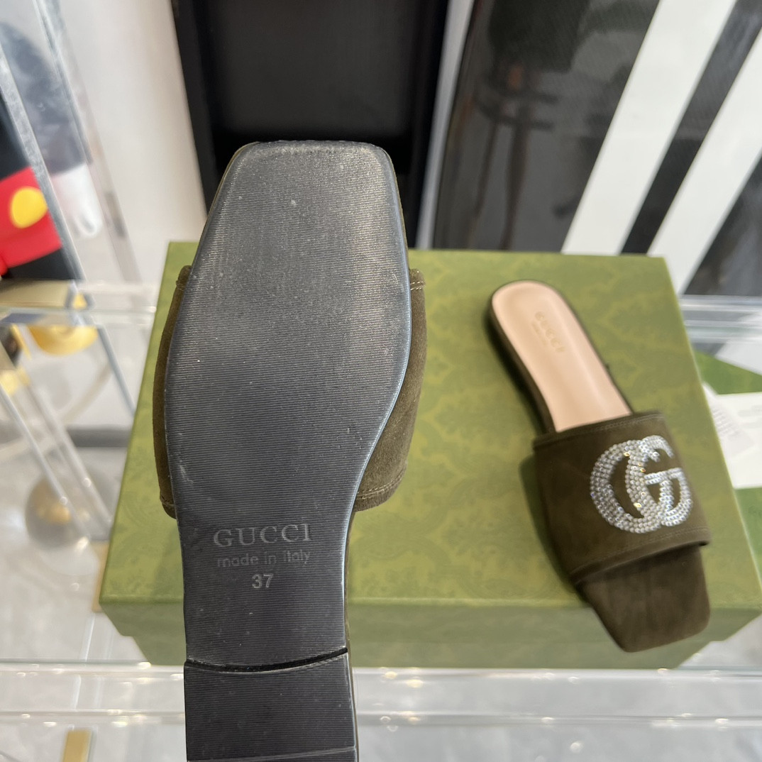 G*u*i slippers