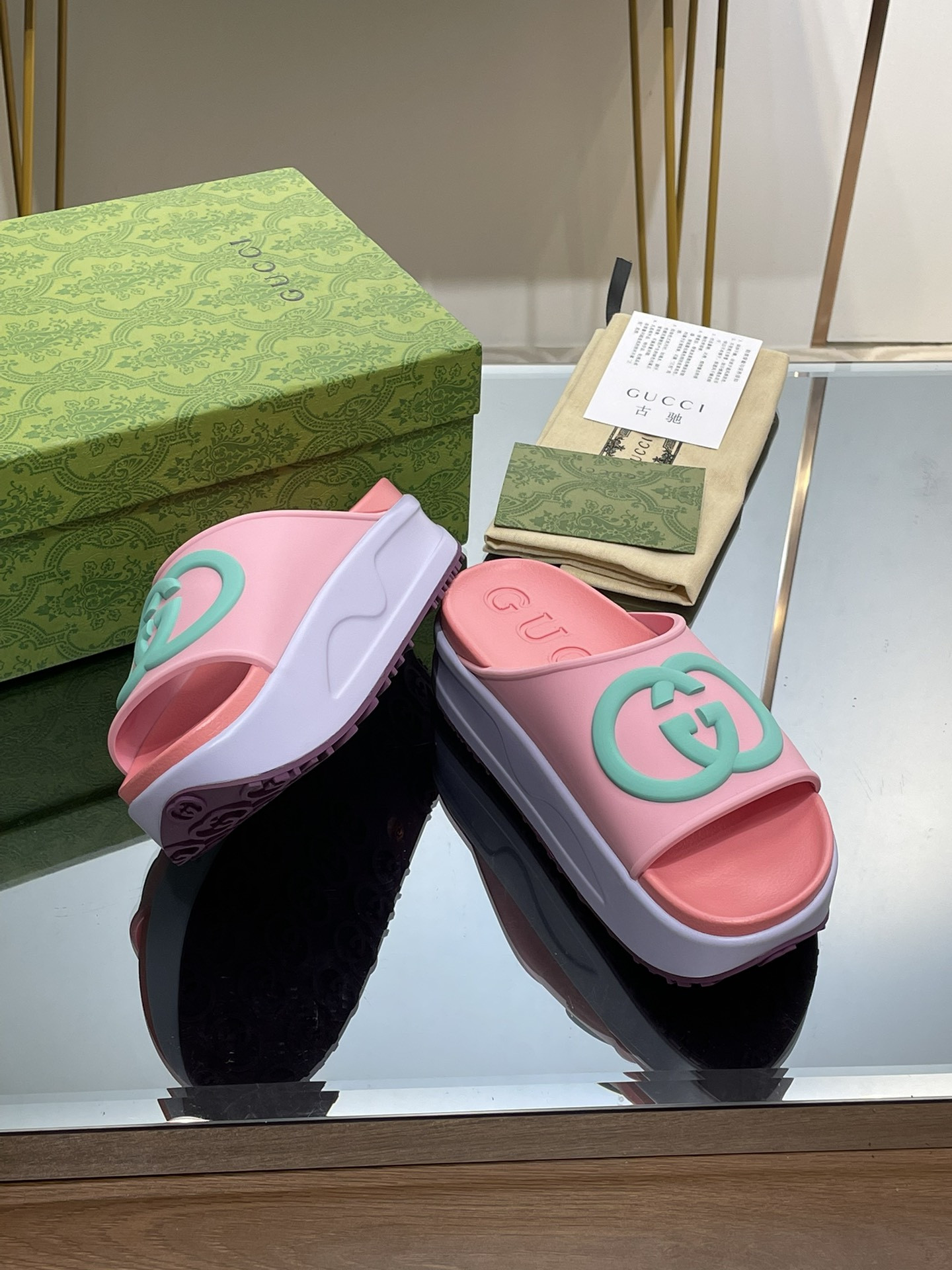 G*u*i slippers