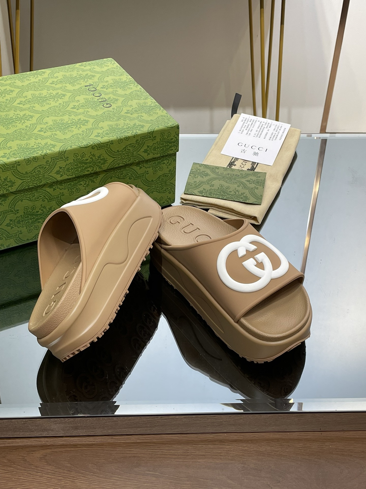 G*u*i slippers